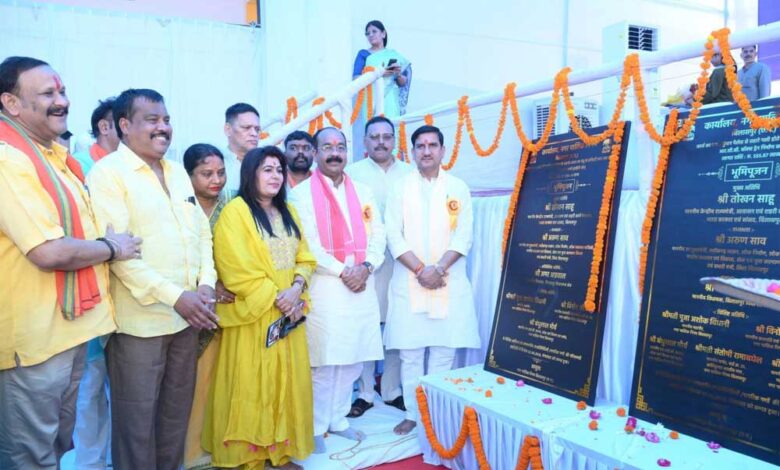 विकास की नई इबारत लिख रहा बिलासपुर, योजनाओं का लाभ अंतिम व्यक्ति तक पहुंचाना हमारी प्रतिबद्धता : केंद्रीय राज्य मंत्री तोखन साहू विकास-की-नई-इबारत-लिख-रहा-बिलासपुर,-योजनाओं-का-लाभ-अंतिम-व्यक्ति-तक-पहुंचाना-हमारी-प्रतिबद्धता-:-केंद्रीय-राज्य-मंत्री-तोखन-साहू