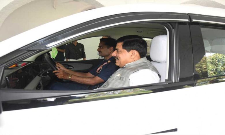 इलेक्ट्रिक कार में सफर करेंगे CM मोहन यादव, गाड़ी नंबर में छिपा खास संदेश बना चर्चा का विषय इलेक्ट्रिक-कार-में-सफर-करेंगे-cm-मोहन-यादव,-गाड़ी-नंबर-में-छिपा-खास-संदेश-बना-चर्चा-का-विषय