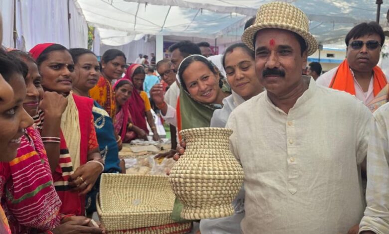बिहान योजना से मिली नई पहचान, लटोरी की महिलाएं हस्तशिल्प के जरिए बन रहीं आत्मनिर्भर बिहान-योजना-से-मिली-नई-पहचान,-लटोरी-की-महिलाएं-हस्तशिल्प-के-जरिए-बन-रहीं-आत्मनिर्भर