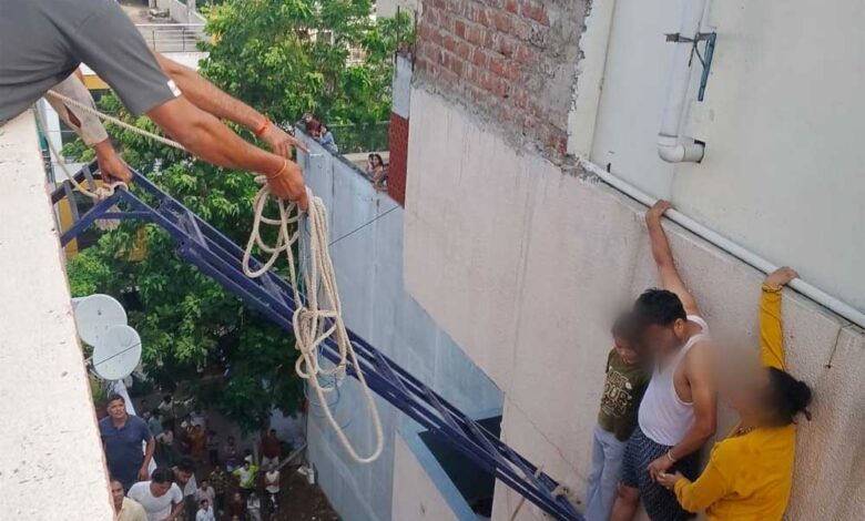 इंदौर के डायल-112 हीरोज इलेक्ट्रिक व्हीकल शो-रूम में लगी आग, संयुक्त रेस्क्यू अभियान चलाकर बिल्डिंग में फँसे लोगों की बचाई जान इंदौर-के-डायल-112-हीरोज-इलेक्ट्रिक-व्हीकल-शो-रूम-में-लगी-आग,-संयुक्त-रेस्क्यू-अभियान-चलाकर-बिल्डिंग-में-फँसे-लोगों-की-बचाई-जान