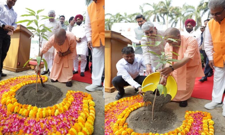 सीएम योगी ने अपने आवास पर लगाया एक पेड़ मां के नाम सीएम-योगी-ने-अपने-आवास-पर-लगाया-एक-पेड़-मां-के-नाम