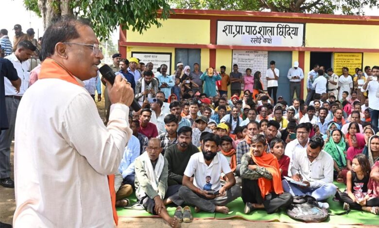 आम की छांव में मुख्यमंत्री की चौपाल: खाट पर बैठे, ग्रामीणों की सुनी बात, मौके पर दिए समाधान आम-की-छांव-में-मुख्यमंत्री-की-चौपाल:-खाट-पर-बैठे,-ग्रामीणों-की-सुनी-बात,-मौके-पर-दिए-समाधान