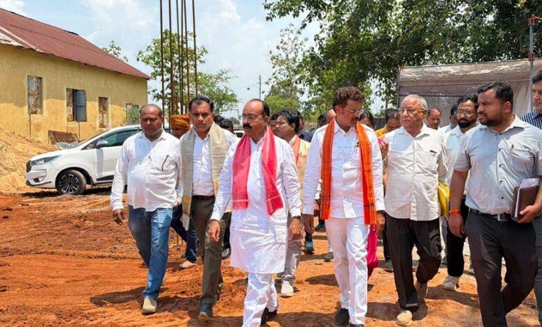 उप मुख्यमंत्री अरुण साव ने शहरी विकास योजनाओं का किया सघन निरीक्षण उप-मुख्यमंत्री-अरुण-साव-ने-शहरी-विकास-योजनाओं-का-किया-सघन-निरीक्षण
