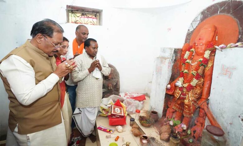 मुख्यमंत्री ख्यमंत्री विष्णुदेव साय ने ऐतिहासिक चतुर्भुज विष्णु मंदिर में की पूजा-अर्चना, प्रदेश की सुख-समृद्धि की कामना मुख्यमंत्री-ख्यमंत्री-विष्णुदेव-साय-ने-ऐतिहासिक-चतुर्भुज-विष्णु-मंदिर-में-की-पूजा-अर्चना,-प्रदेश-की-सुख-समृद्धि-की-कामना