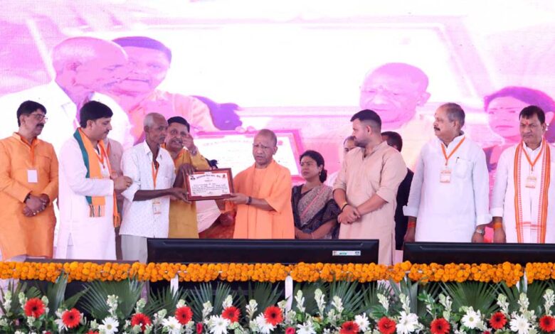 मंच पर मुख्यमंत्री के आने के बाद से पंडाल में गूंजता रहा जय राम व बुलडोजर बाबा का जयघोष मंच-पर-मुख्यमंत्री-के-आने-के-बाद-से-पंडाल-में-गूंजता-रहा-जय-राम-व-बुलडोजर-बाबा-का-जयघोष