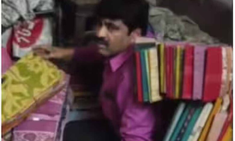 साड़ियों के ढेर के नीचे छिपा TMC नेता गिरफ्तार, हावड़ा में वीडियो वायरल साड़ियों-के-ढेर-के-नीचे-छिपा-tmc-नेता-गिरफ्तार,-हावड़ा-में-वीडियो-वायरल
