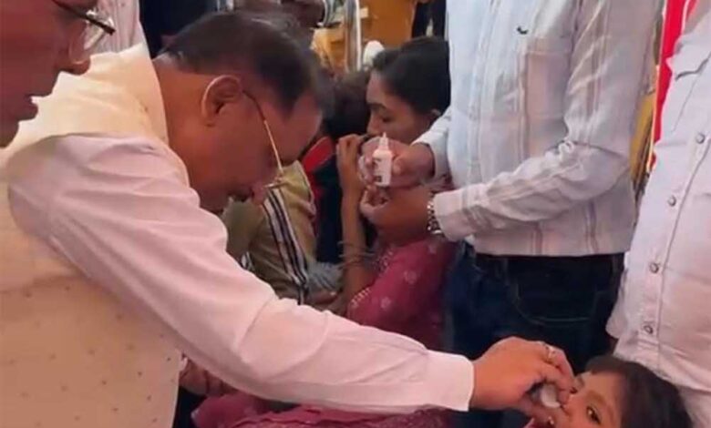 द्रनाहू कुर्मी-क्षत्रिय समाज के केंद्रीय अधिवेशन में मुख्यमंत्री ने बच्चों को कराया स्वर्णप्राशन द्रनाहू-कुर्मी-क्षत्रिय-समाज-के-केंद्रीय-अधिवेशन-में-मुख्यमंत्री-ने-बच्चों-को-कराया-स्वर्णप्राशन