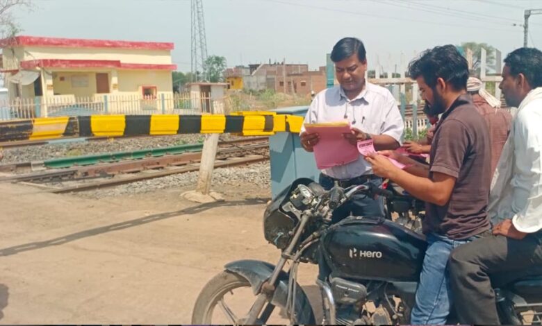 अंतर्राष्ट्रीय समपार फाटक जागरूकता सप्ताह के तीसरे दिन भोपाल मंडल में सुरक्षा जागरूकता अभियान रहा जारी अंतर्राष्ट्रीय-समपार-फाटक-जागरूकता-सप्ताह-के-तीसरे-दिन-भोपाल-मंडल-में-सुरक्षा-जागरूकता-अभियान-रहा-जारी
