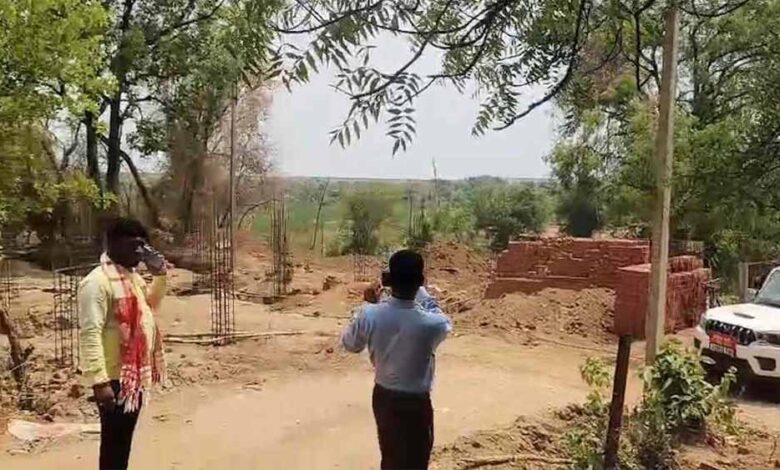सरकारी जमीन पर बन रहा था रिसॉर्ट! शिकायत मिलते ही प्रशासन ने लगाई रोक सरकारी-जमीन-पर-बन-रहा-था-रिसॉर्ट!-शिकायत-मिलते-ही-प्रशासन-ने-लगाई-रोक