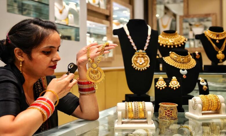 Gold Rate Fall: सिर्फ एक वजह से 6 महीने के निचले स्तर पर पहुंचा सोना, अभी खरीदें या करें इंतजार? gold-rate-fall:-सिर्फ-एक-वजह-से-6-महीने-के-निचले-स्तर-पर-पहुंचा-सोना,-अभी-खरीदें-या-करें-इंतजार?