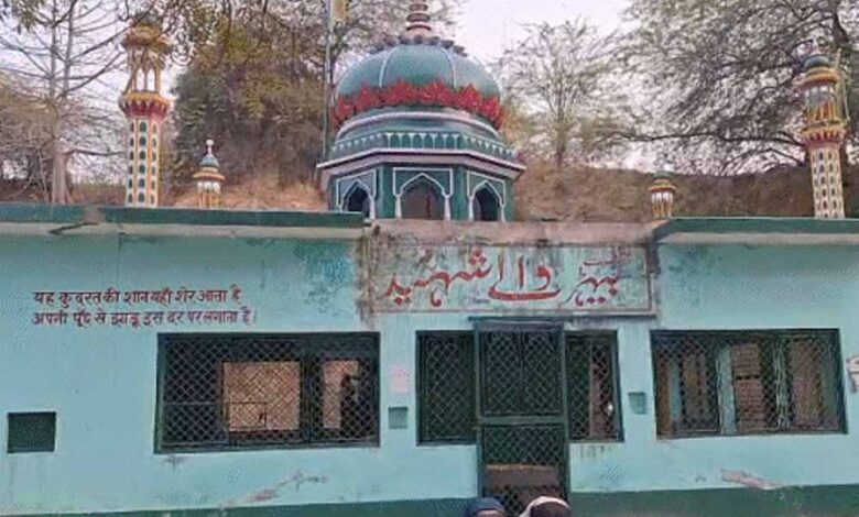 इटावा में मजार पर प्रशासन की कार्रवाई, रात में ध्वस्तीकरण के बाद सुबह दिखी हरियाली इटावा-में-मजार-पर-प्रशासन-की-कार्रवाई,-रात-में-ध्वस्तीकरण-के-बाद-सुबह-दिखी-हरियाली
