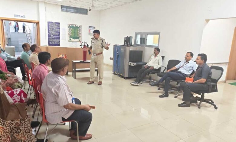 पुलिस मुख्यालय में सुरक्षाकर्मियों को दिया फायर सेफ्टी का प्रशिक्षण पुलिस-मुख्यालय-में-सुरक्षाकर्मियों-को-दिया-फायर-सेफ्टी-का-प्रशिक्षण