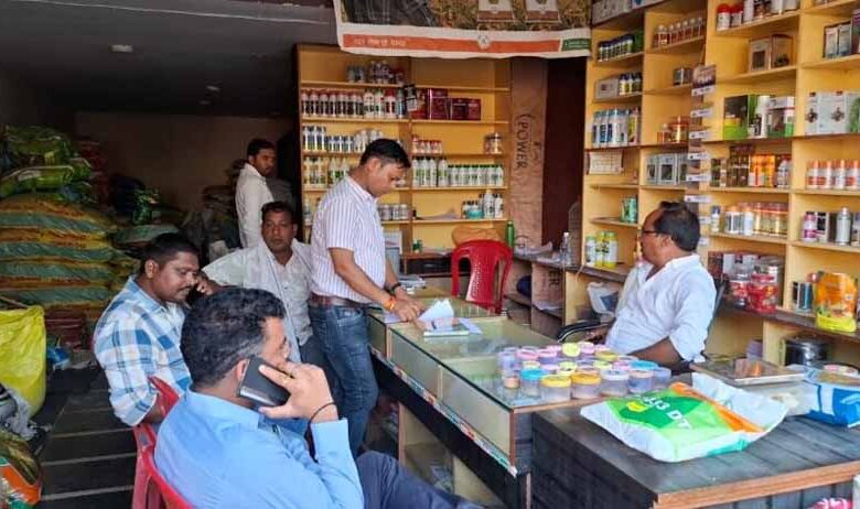 खाद कालाबाजारी पर बड़ा एक्शन, 1500 बोरी जब्त; दो प्रतिष्ठानों के लाइसेंस निलंबित खाद-कालाबाजारी-पर-बड़ा-एक्शन,-1500-बोरी-जब्त;-दो-प्रतिष्ठानों-के-लाइसेंस-निलंबित