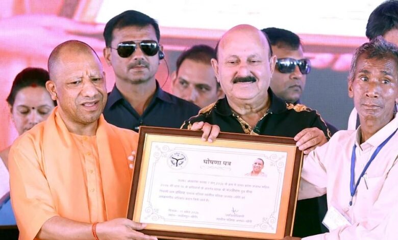 सीएम योगी ने विभिन्न योजनाओं के लाभार्थियों को वितरित किए प्रमाणपत्र और सहायता राशि सीएम-योगी-ने-विभिन्न-योजनाओं-के-लाभार्थियों-को-वितरित-किए-प्रमाणपत्र-और-सहायता-राशि