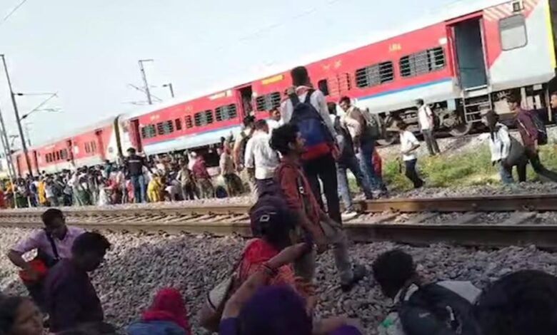मोबाइल फटने की अफवाह बनी मौत की वजह, मुरैना में चलती ट्रेन से कूदे यात्री; 4 की दर्दनाक मौत मोबाइल-फटने-की-अफवाह-बनी-मौत-की-वजह,-मुरैना-में-चलती-ट्रेन-से-कूदे-यात्री;-4-की-दर्दनाक-मौत