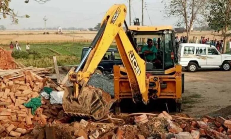 इंदौर में सुबह से गरजा बुलडोजर, 100 से ज्यादा निर्माण ध्वस्त; मौके पर भारी पुलिस बल तैनात इंदौर-में-सुबह-से-गरजा-बुलडोजर,-100-से-ज्यादा-निर्माण-ध्वस्त;-मौके-पर-भारी-पुलिस-बल-तैनात