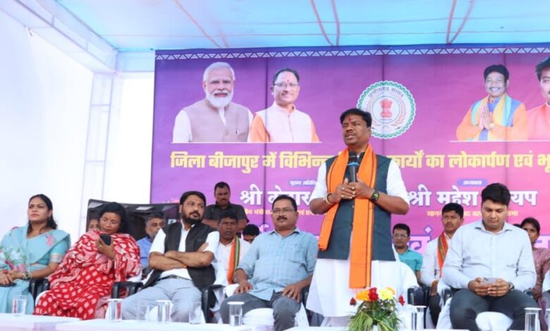 वन मंत्री केदार कश्यप ने बीजापुर जिले को 18 करोड़ रुपए से अधिक के विकास कार्यों की दी सौगात वन-मंत्री-केदार-कश्यप-ने-बीजापुर-जिले-को-18-करोड़-रुपए-से-अधिक-के-विकास-कार्यों-की-दी-सौगात