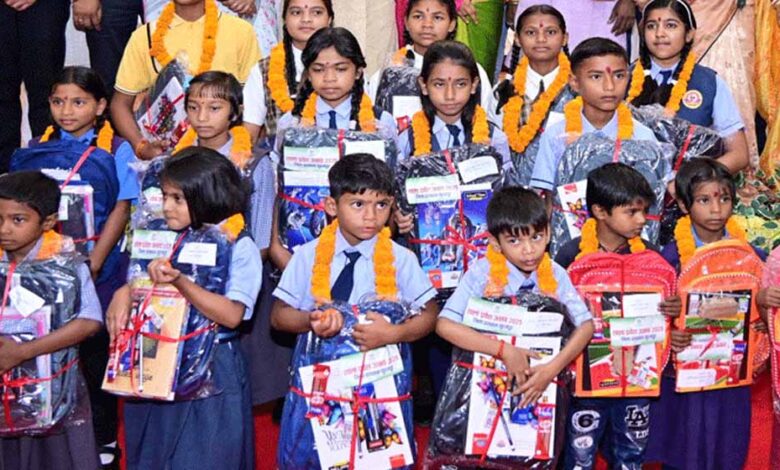 नए शैक्षणिक सत्र की शुरुआत पर स्कूलों में उत्साह, विद्यार्थियों का तिलक लगाकर स्वागत नए-शैक्षणिक-सत्र-की-शुरुआत-पर-स्कूलों-में-उत्साह,-विद्यार्थियों-का-तिलक-लगाकर-स्वागत