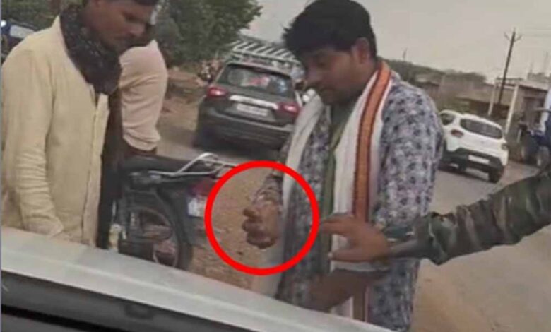 छत्तीसगढ़ गौ सेवा आयोग अध्यक्ष की कार से टकराई बाइक, पुलिस ने दो आरोपियों को दबोचा छत्तीसगढ़-गौ-सेवा-आयोग-अध्यक्ष-की-कार-से-टकराई-बाइक,-पुलिस-ने-दो-आरोपियों-को-दबोचा
