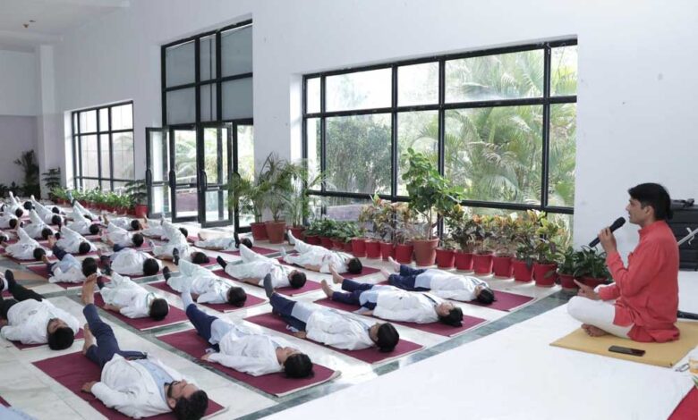 बीएमएचआरसी में योग सप्ताह के तीसरे दिन मरीजों और विद्यार्थियों के लिए योग सत्र आयोजित बीएमएचआरसी-में-योग-सप्ताह-के-तीसरे-दिन-मरीजों-और-विद्यार्थियों-के-लिए-योग-सत्र-आयोजित