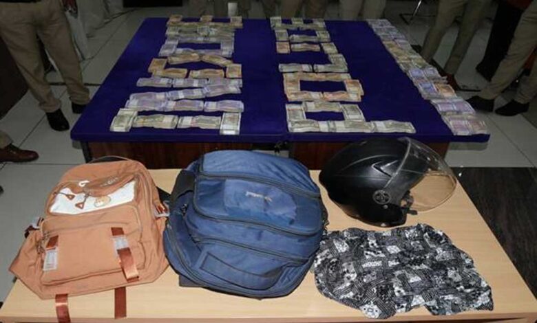 इंदौर पुलिस की बड़ी सफलता स्क्रैप व्यापारी के कर्मचारी से 29 लाख 65 हजार रुपए की लूट का खुलासा 03 आरोपी गिरफ्तार इंदौर-पुलिस-की-बड़ी-सफलता-स्क्रैप-व्यापारी-के-कर्मचारी-से-29-लाख-65-हजार-रुपए-की-लूट-का-खुलासा-03-आरोपी-गिरफ्तार