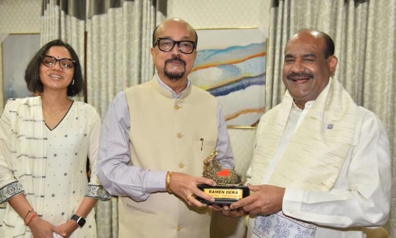 राज्यपाल रमेन डेका ने किया लोकसभा अध्यक्ष बिड़ला का आत्मीय स्वागत राज्यपाल-रमेन-डेका-ने-किया-लोकसभा-अध्यक्ष-बिड़ला-का-आत्मीय-स्वागत