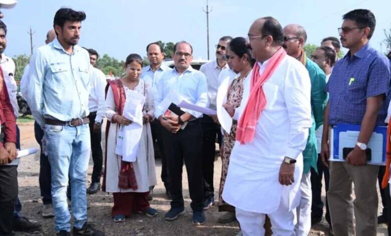 बिलासपुर में PWD अधिकारियों पर बरसे उपमुख्यमंत्री अरुण साव, लापरवाही पर लगाई फटकार बिलासपुर-में-pwd-अधिकारियों-पर-बरसे-उपमुख्यमंत्री-अरुण-साव,-लापरवाही-पर-लगाई-फटकार