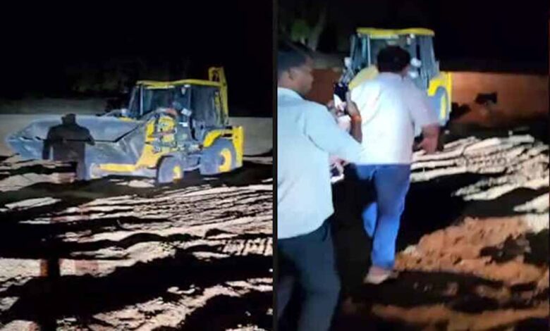 बीजापुर विधायक का देर रात छापा, नदी में पकड़ा गया अवैध रेत खनन का खेल बीजापुर-विधायक-का-देर-रात-छापा,-नदी-में-पकड़ा-गया-अवैध-रेत-खनन-का-खेल