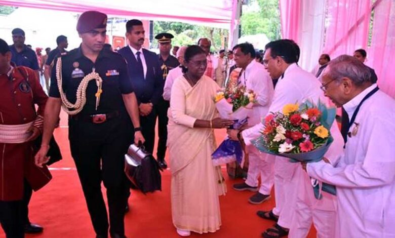 राष्ट्रपति मुर्मु का बैतूल प्रथम आगमन पर परम्परागत लोक नृत्य की प्रस्तुति से किया स्वागत राष्ट्रपति-मुर्मु-का-बैतूल-प्रथम-आगमन-पर-परम्परागत-लोक-नृत्य-की-प्रस्तुति-से-किया-स्वागत