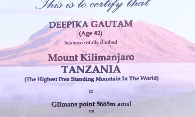 डीजीपी कैलाश मकवाणा से किलिमंजारो फतह करने वाली निरीक्षक मती दीपिका गौतम ने सौजन्य भेंट की डीजीपी-कैलाश-मकवाणा-से-किलिमंजारो-फतह-करने-वाली-निरीक्षक-मती-दीपिका-गौतम-ने-सौजन्य-भेंट-की
