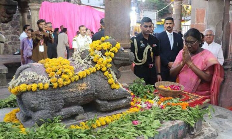 राष्ट्रपति मुर्मु ने ओंकारेश्वर तीर्थ और ज्योतिर्लिंग ममलेश्वर के दर्शन कर किया अभिषेक राष्ट्रपति-मुर्मु-ने-ओंकारेश्वर-तीर्थ-और-ज्योतिर्लिंग-ममलेश्वर-के-दर्शन-कर-किया-अभिषेक