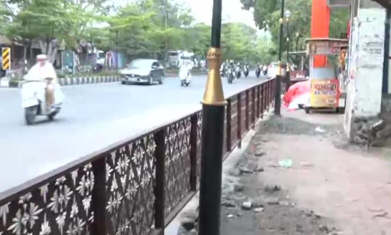 90 डिग्री ब्रिज के बाद भोपाल का नया ‘कमाल’, फुटपाथ बना दिया लेकिन पहुंचने का रास्ता ही नहीं छोड़ा 90-डिग्री-ब्रिज-के-बाद-भोपाल-का-नया-‘कमाल’,-फुटपाथ-बना-दिया-लेकिन-पहुंचने-का-रास्ता-ही-नहीं-छोड़ा