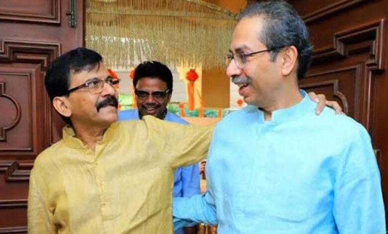 शिंदे बनाम ठाकरे: ‘कुत्ता-शेर’ बयान पर महाराष्ट्र की सियासत गरमाई, संजय राउत का पलटवार शिंदे-बनाम-ठाकरे:-‘कुत्ता-शेर’-बयान-पर-महाराष्ट्र-की-सियासत-गरमाई,-संजय-राउत-का-पलटवार