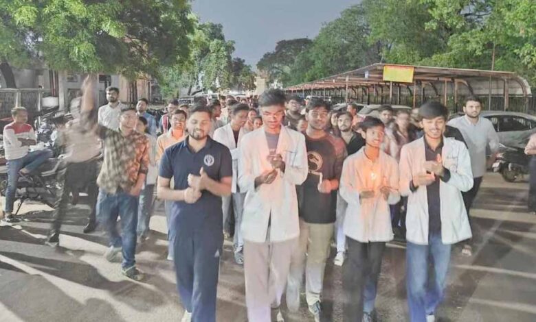 रायपुर में डॉक्टरों का कैंडल मार्च, स्टाइपेंड बढ़ाने और आउटसोर्सिंग के विरोध में प्रदर्शन रायपुर-में-डॉक्टरों-का-कैंडल-मार्च,-स्टाइपेंड-बढ़ाने-और-आउटसोर्सिंग-के-विरोध-में-प्रदर्शन