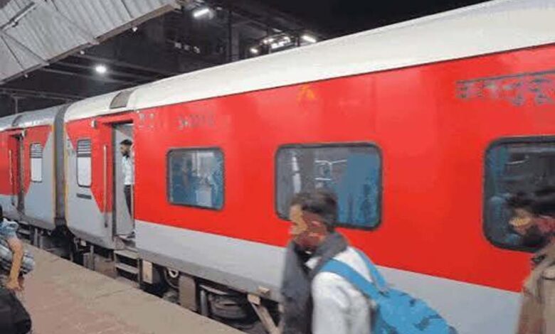बिना टिकट यात्रा पर सख्ती: रेलवे ने बढ़ाया जुर्माना, अब देना होगा दोगुना दंड बिना-टिकट-यात्रा-पर-सख्ती:-रेलवे-ने-बढ़ाया-जुर्माना,-अब-देना-होगा-दोगुना-दंड