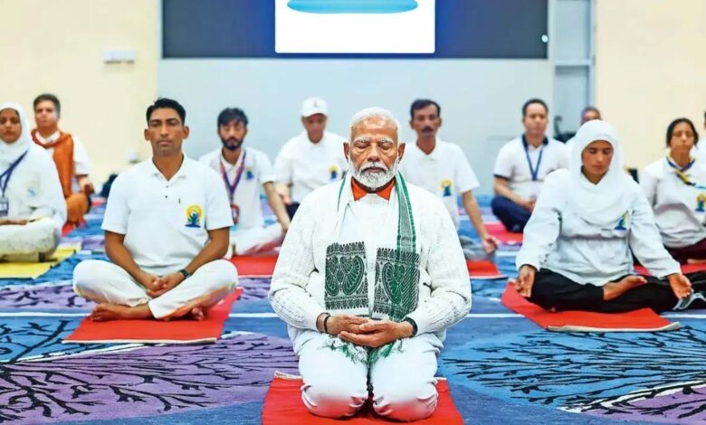 कोलकाता में योग दिवस पर बन सकता है नया रिकॉर्ड, पीएम मोदी के साथ 10 लाख लोगों के योग करने का दावा कोलकाता-में-योग-दिवस-पर-बन-सकता-है-नया-रिकॉर्ड,-पीएम-मोदी-के-साथ-10-लाख-लोगों-के-योग-करने-का-दावा