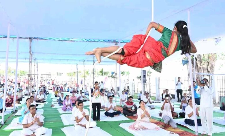 योग को जीवनशैली में शामिल करें, स्वस्थ और संतुलित जीवन की ओर बढ़ें: राज्यपाल रमन डेका योग-को-जीवनशैली-में-शामिल-करें,-स्वस्थ-और-संतुलित-जीवन-की-ओर-बढ़ें:-राज्यपाल-रमन-डेका