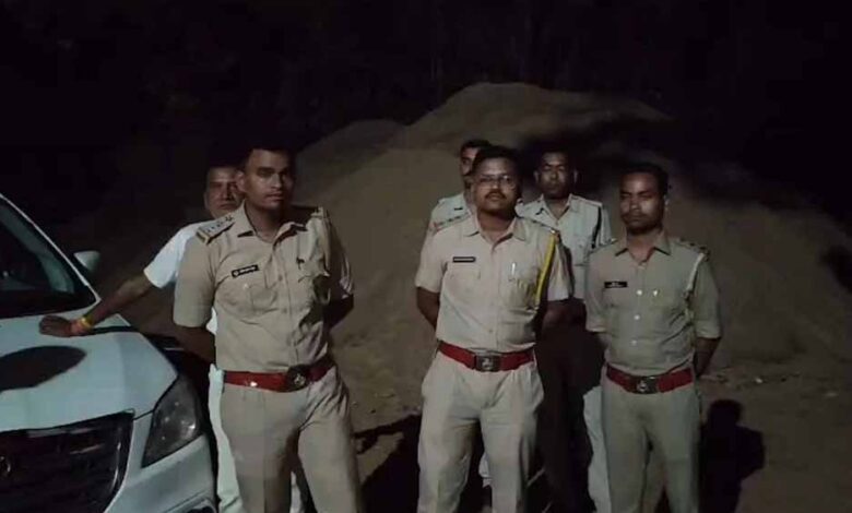 भाजपा नेता की हत्या के बाद एक्शन मोड में प्रशासन, रात में रेत भंडारण की जांच में जुटी संयुक्त उड़नदस्ता टीम भाजपा-नेता-की-हत्या-के-बाद-एक्शन-मोड-में-प्रशासन,-रात-में-रेत-भंडारण-की-जांच-में-जुटी-संयुक्त-उड़नदस्ता-टीम