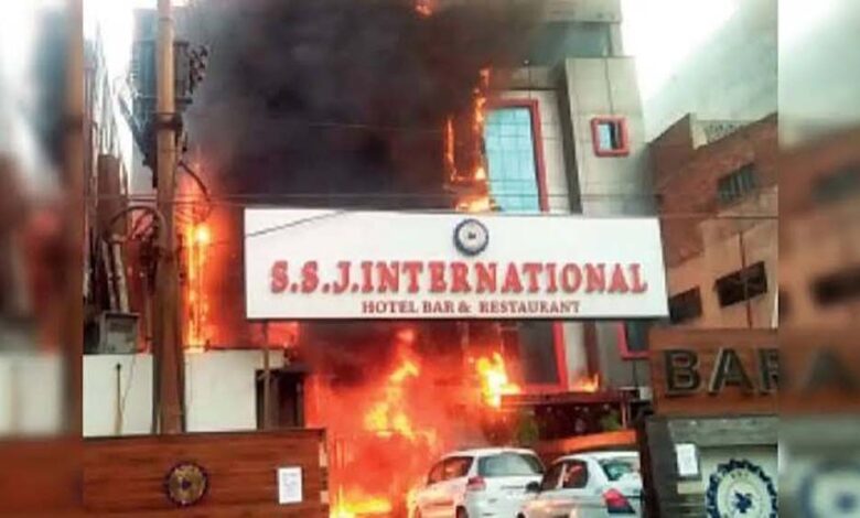 लखनऊ में कोचिंग सेंटर वाली इमारत में भीषण आग, अफरा-तफरी के बीच रेस्क्यू जारी लखनऊ-में-कोचिंग-सेंटर-वाली-इमारत-में-भीषण-आग,-अफरा-तफरी-के-बीच-रेस्क्यू-जारी