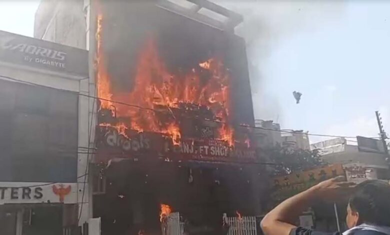 लखनऊ के अलीगंज में भीषण आग, 14 लोगों की मौत से मचा हड़कंप लखनऊ-के-अलीगंज-में-भीषण-आग,-14-लोगों-की-मौत-से-मचा-हड़कंप