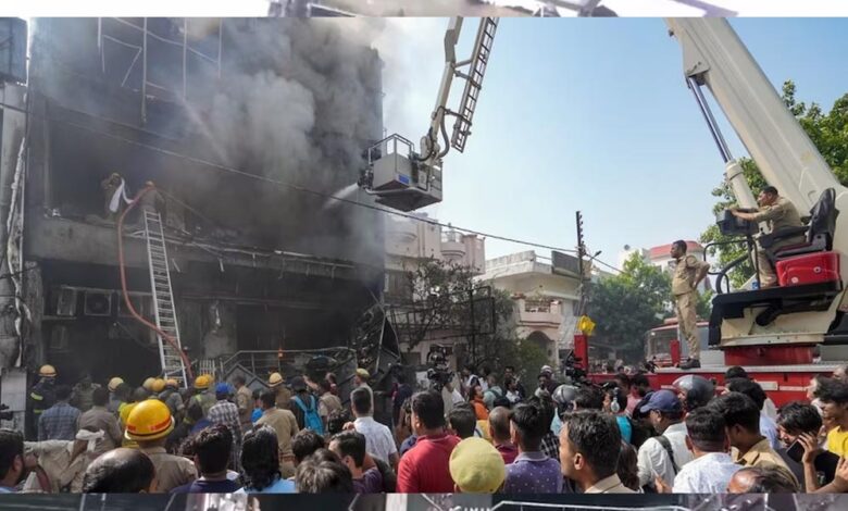 लखनऊ अग्निकांड: ‘मौत का कॉम्प्लेक्स’ बना हादसे की वजह, AC-एग्जॉस्ट और लापरवाही ने ली 15 जानें लखनऊ-अग्निकांड:-‘मौत-का-कॉम्प्लेक्स’-बना-हादसे-की-वजह,-ac-एग्जॉस्ट-और-लापरवाही-ने-ली-15-जानें