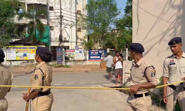 रायपुर के सेंट पॉल स्कूल परिसर में चला बुलडोजर, सामुदायिक भवन की आड़ में चर्च निर्माण का आरोप रायपुर-के-सेंट-पॉल-स्कूल-परिसर-में-चला-बुलडोजर,-सामुदायिक-भवन-की-आड़-में-चर्च-निर्माण-का-आरोप