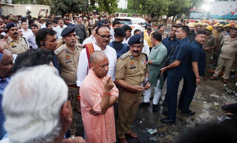 अलीगढ़ से सीधे अग्निकांड स्थल पहुंचे मुख्यमंत्री योगी अलीगढ़-से-सीधे-अग्निकांड-स्थल-पहुंचे-मुख्यमंत्री-योगी