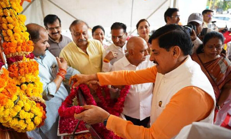 मुख्यमंत्री डॉ. यादव ने डॉ. श्यामा प्रसाद मुखर्जी के बलिदान दिवस पर उनकी प्रतिमा पर पुष्पांजलि अर्पित कर श्रद्धांजलि दी मुख्यमंत्री-डॉ-यादव-ने-डॉ.-श्यामा-प्रसाद-मुखर्जी-के-बलिदान-दिवस-पर-उनकी-प्रतिमा-पर-पुष्पांजलि-अर्पित-कर-श्रद्धांजलि-दी